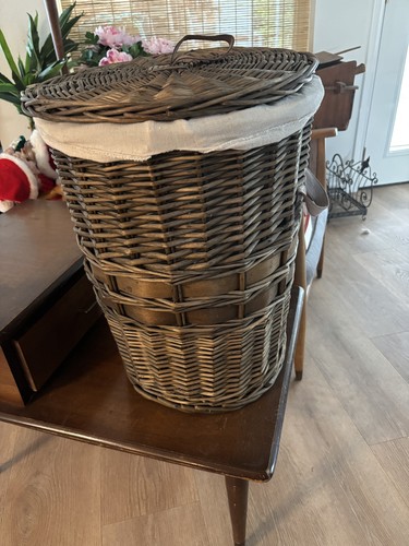 Large vtg round wicker - vtg, rattan