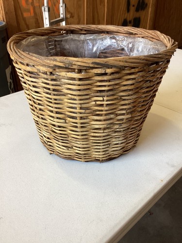 Vintage round wicker storage - round,